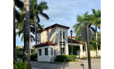 Se alquilan y se venden casas en Santa María Country Club (BO)