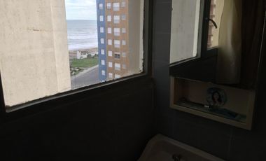 Depto 2 ambientes con vista parcial al mar