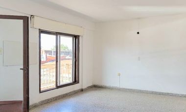 Depto. 4D a Refaccionar c/ Balcon y terraza propia - Florida al 400 (Villa Alem)