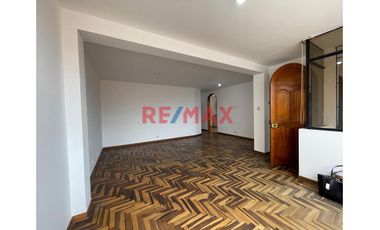 🔑 Alquiler mensual: S/1900
🌟 Lo mejor: Espacio, comodidad y precio inmejorable.
📍 Características destacadas:
•	3 dormitorios amplios
•	2 baños co