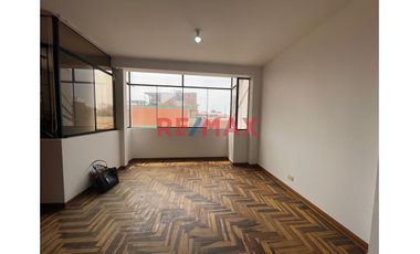 🔑 Alquiler mensual: S/1900
🌟 Lo mejor: Espacio, comodidad y precio inmejorable.
📍 Características destacadas:
•	3 dormitorios amplios
•	2 baños co