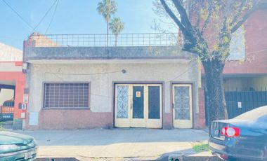 VENTA CASA Y TALLER 5 ambientes - FLORES