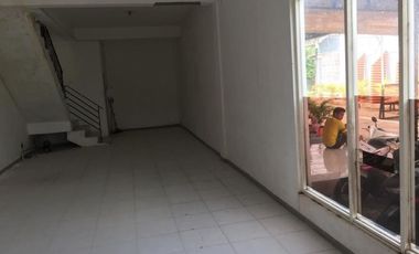 Ruko Hook di Puri Gununganyar Regency, Row jalan lebar