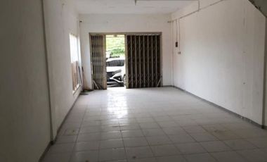 Ruko Hook di Puri Gununganyar Regency, Row jalan lebar