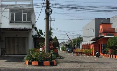 Ruko Hook di Puri Gununganyar Regency, Row jalan lebar