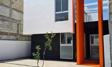 Casa con recamara en primer piso en Venta Lomas de la Rioja