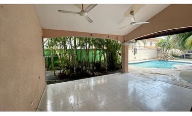 SE VENDE CASA CON PISCINA EN CONDADO DEL REY $697,500