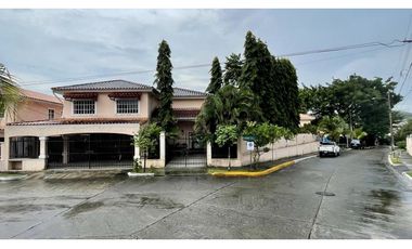 SE VENDE CASA CON PISCINA EN CONDADO DEL REY $697,500