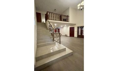 SE VENDE CASA CON PISCINA EN CONDADO DEL REY $697,500