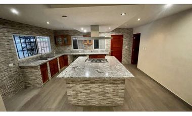 SE VENDE CASA CON PISCINA EN CONDADO DEL REY $697,500