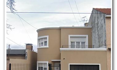 Venta de Casa 5 amb. Reciclada con gran patio pileta y 3 cocheras en Fonrouge 600  - Lomas de Zamora