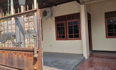 Rumah di Nginden Intan, Strategis