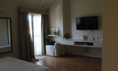 Chalet de 7 ambientes o más, ubicado a 300 metros de la estación.