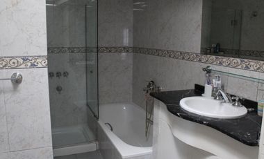 Chalet de 7 ambientes o más, ubicado a 300 metros de la estación.