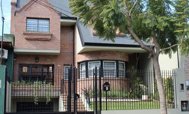 Chalet de 7 ambientes o más, ubicado a 300 metros de la estación.