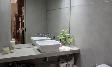 Chalet de 7 ambientes o más, ubicado a 300 metros de la estación.