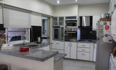 Chalet de 7 ambientes o más, ubicado a 300 metros de la estación.