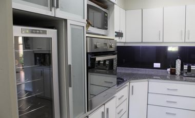 Chalet de 7 ambientes o más, ubicado a 300 metros de la estación.