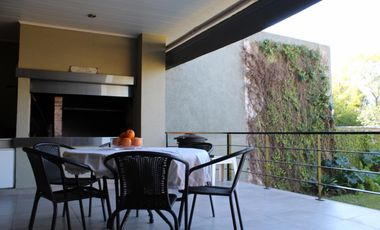 Chalet de 7 ambientes o más, ubicado a 300 metros de la estación.