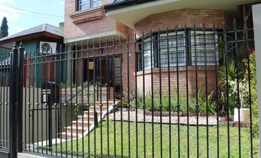 Chalet de 7 ambientes o más, ubicado a 300 metros de la estación.