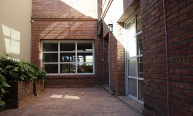 Chalet de 7 ambientes o más, ubicado a 300 metros de la estación.