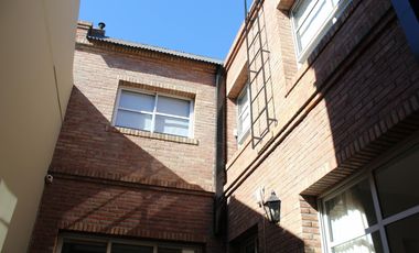 Chalet de 7 ambientes o más, ubicado a 300 metros de la estación.