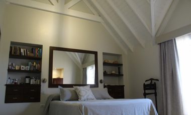 Chalet de 7 ambientes o más, ubicado a 300 metros de la estación.