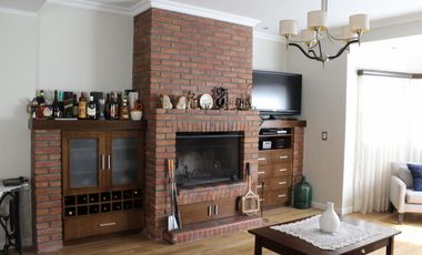 Chalet de 7 ambientes o más, ubicado a 300 metros de la estación.