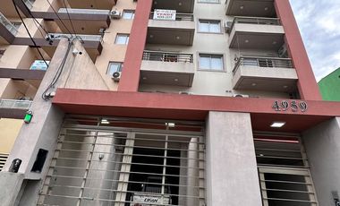 Cochera doble independiente a la calle en Lanús Oeste