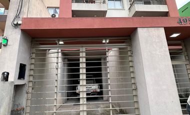 Cochera doble independiente a la calle en Lanús Oeste