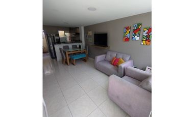 Casa en conjunto de dos niveles en excelente estado