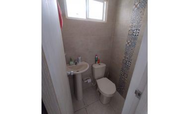 Casa en conjunto de dos niveles en excelente estado
