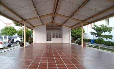 Casa en conjunto de dos niveles en excelente estado