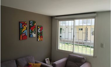 Casa en conjunto de dos niveles en excelente estado