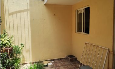 Casa en conjunto de dos niveles en excelente estado