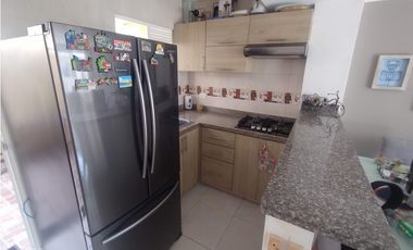 Casa en conjunto de dos niveles en excelente estado