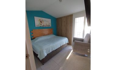 Casa en conjunto de dos niveles en excelente estado