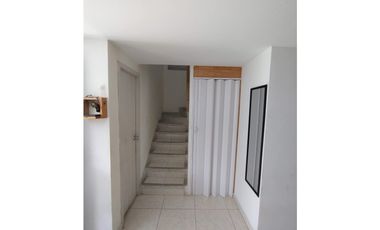 Casa en conjunto de dos niveles en excelente estado