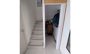 Casa en conjunto de dos niveles en excelente estado