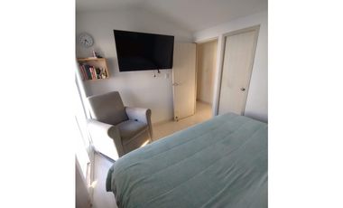 Casa en conjunto de dos niveles en excelente estado