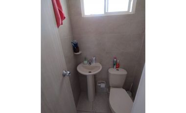 Casa en conjunto de dos niveles en excelente estado