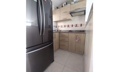 Casa en conjunto de dos niveles en excelente estado