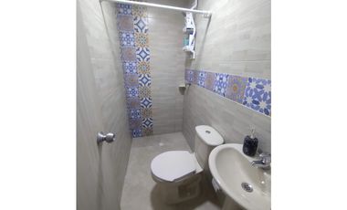 Casa en conjunto de dos niveles en excelente estado