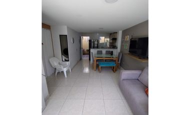 Casa en conjunto de dos niveles en excelente estado