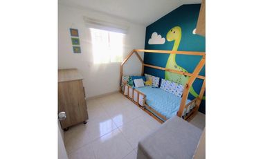 Casa en conjunto de dos niveles en excelente estado