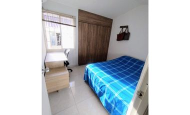 Casa en conjunto de dos niveles en excelente estado