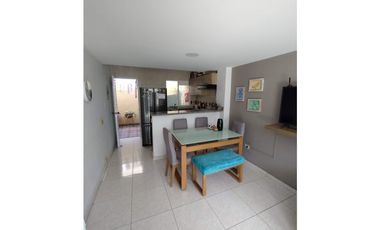 Casa en conjunto de dos niveles en excelente estado