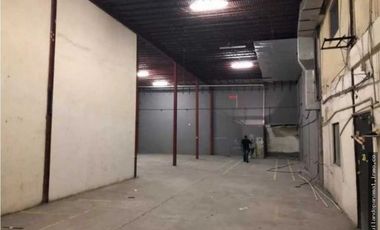 Excelente Galera en Parque Industrial 420M2