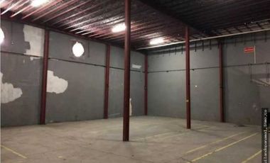 Excelente Galera en Parque Industrial 420M2