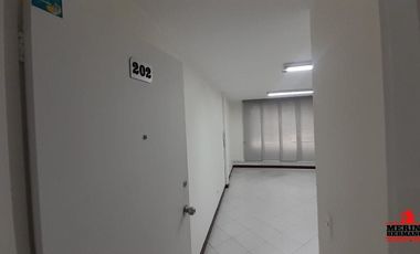 oficina en arriendo en conquistadores. Cod A1207
